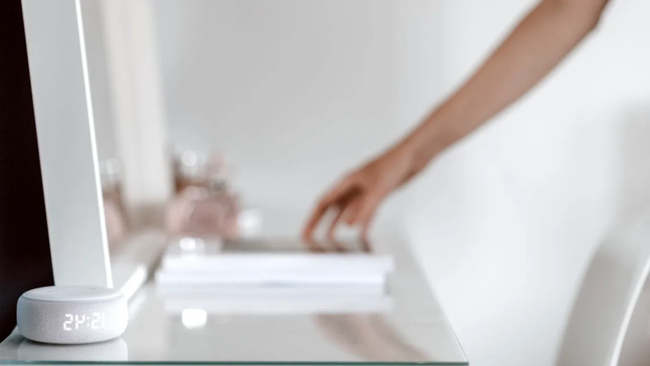 Konsol üzerinde duran akıllı hoparlör